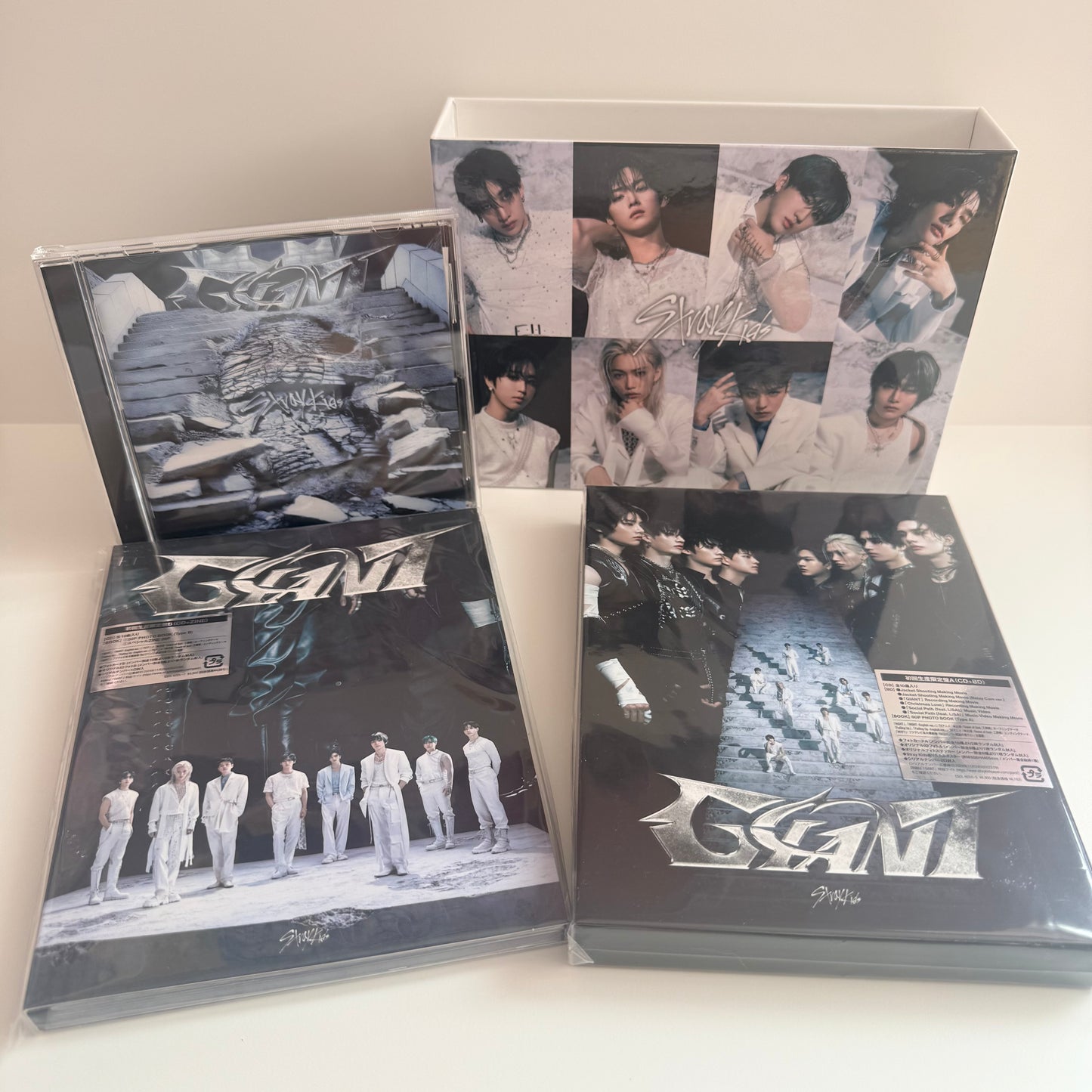 Stray Kids - GIANT Japanese Album [LIMITED PACKAGE included] (Second-hand)